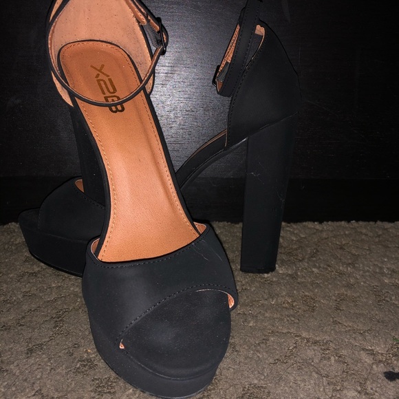 Black heels - Picture 3 of 3